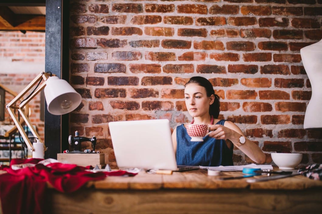 business-coffee-office-businesswoman-young-creative-laptop-desk-drinking-fashion-designer_t20_GG37be